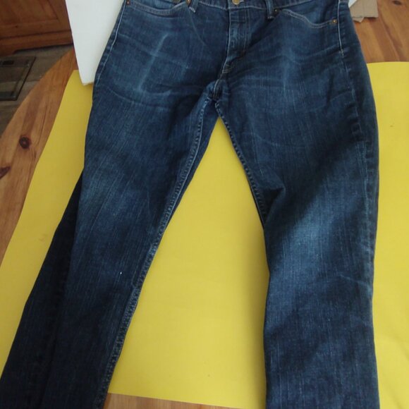 Men's Levi Jeans 36 x 32 made in Mexico 5 pocket. Great Condition. - Picture 9 of 10